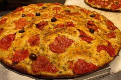 �Un euro di focaccia�: storia, ricetta, riti e tradizioni del "piatto" pi� barese di Bari 